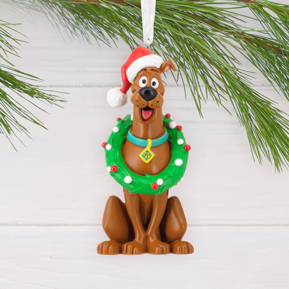 Scooby-Doo Hanging Ornament - With Wreath & Santa Hat